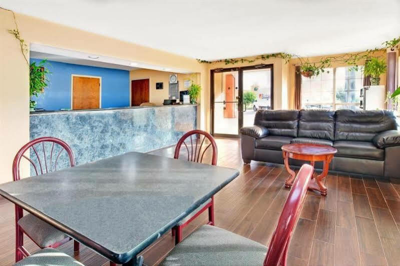 Super 8 By Wyndham Terrell Otel Dış mekan fotoğraf